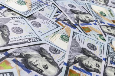 Yüz dolar faturaları yığını. Yüz dolarlık banknotlar nakit para yığını. Yüz dolar faturaları arka plan yığını. Finansal başarı kavramı.