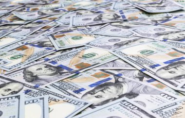 Yüz dolar faturaları yığını. Yüz dolarlık banknotlar nakit para yığını. Yüz dolar faturaları arka plan yığını. Finansal başarı kavramı.