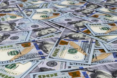 Yüz dolar faturaları yığını. Yüz dolarlık banknotlar nakit para yığını. Yüz dolar faturaları arka plan yığını. Finansal başarı kavramı.