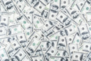 Yüz dolar faturaları yığını ile arka plan bulanık. Yüz dolarlık banknotlar nakit para yığını bulanıklık. Yüz dolar faturaları bokeh arka plan yığını. Finansal başarı kavramı.