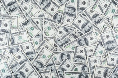 Yüz dolar faturaları yığını. Yüz dolarlık banknotlar nakit para yığını. Yüz dolar faturaları arka plan yığını. Finansal başarı kavramı.