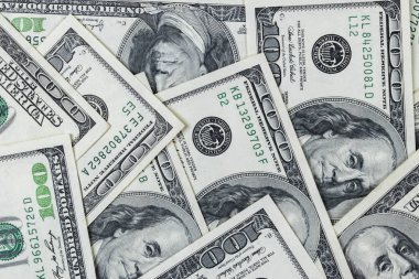 Yüz dolar faturaları yığını. Yüz dolarlık banknotlar nakit para yığını. Yüz dolar faturaları arka plan yığını. Finansal başarı kavramı.