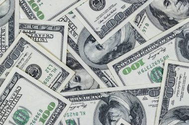 Yüz dolar faturaları yığını. Yüz dolarlık banknotlar nakit para yığını. Yüz dolar faturaları arka plan yığını. Finansal başarı kavramı.