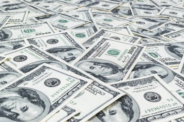 Yüz dolar faturaları yığını. Yüz dolarlık banknotlar nakit para yığını. Yüz dolar faturaları arka plan yığını. Finansal başarı kavramı.