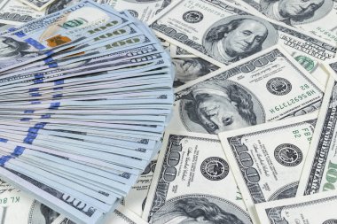 Yüz dolar faturaları yığını. Yüz dolarlık banknotlar nakit para yığını. Yüz dolar faturaları arka plan yığını. Finansal başarı kavramı.