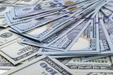 Yüz dolar faturaları yığını. Yüz dolarlık banknotlar nakit para yığını. Yüz dolar faturaları arka plan yığını. Finansal başarı kavramı.