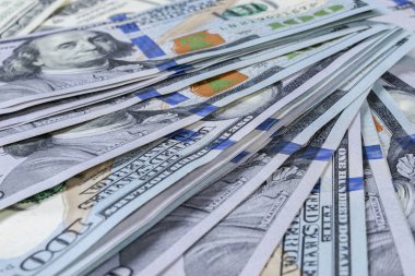 Yüz dolar faturaları yığını. Yüz dolarlık banknotlar nakit para yığını. Yüz dolar faturaları arka plan yığını. Finansal başarı kavramı.