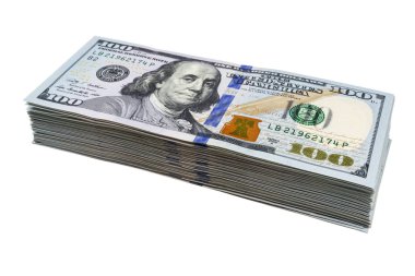 Beyaz arka planda izole edilmiş 100 dolarlık banknotlar yığını. 100 dolarlık banknotlar halinde yığınla nakit para. Yüz dolarlık banknotlar yığını. Finansal başarı kavramı.