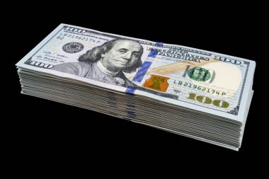 Siyah arka plan üzerine izole yüz dolar faturaları yığını. Yüz dolarlık banknotlar nakit para yığını. Yüz dolar faturaları arka plan yığını. Finansal başarı kavramı.