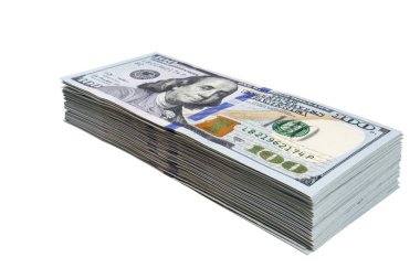 Beyaz arka planda izole edilmiş 100 dolarlık banknotlar yığını. 100 dolarlık banknotlar halinde yığınla nakit para. Yüz dolarlık banknotlar yığını. Finansal başarı kavramı.