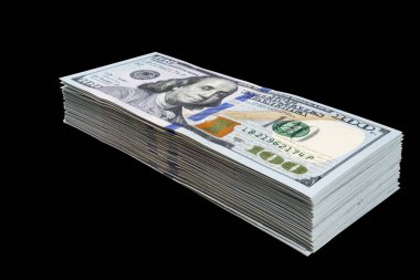 Siyah arka plan üzerine izole yüz dolar faturaları yığını. Yüz dolarlık banknotlar nakit para yığını. Yüz dolar faturaları arka plan yığını. Finansal başarı kavramı.