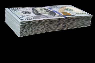 Siyah arka plan üzerine izole yüz dolar faturaları yığını. Yüz dolarlık banknotlar nakit para yığını. Yüz dolar faturaları arka plan yığını. Finansal başarı kavramı.