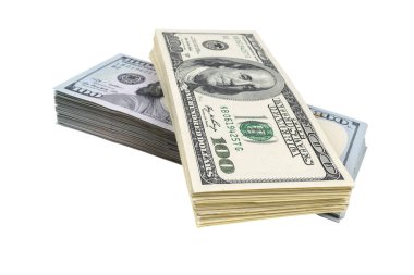 Beyaz arka planda izole edilmiş 100 dolarlık banknotlar yığını. 100 dolarlık banknotlar halinde yığınla nakit para. Yüz dolarlık banknotlar yığını. Finansal başarı kavramı.