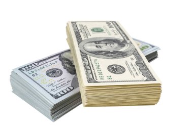 Beyaz arka planda izole edilmiş 100 dolarlık banknotlar yığını. 100 dolarlık banknotlar halinde yığınla nakit para. Yüz dolarlık banknotlar yığını. Finansal başarı kavramı.
