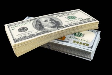 Siyah arka plan üzerine izole yüz dolar faturaları yığını. Yüz dolarlık banknotlar nakit para yığını. Yüz dolar faturaları arka plan yığını. Finansal başarı kavramı.