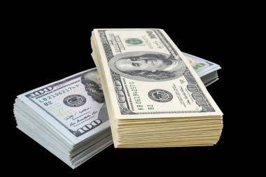 Siyah arka plan üzerine izole yüz dolar faturaları yığını. Yüz dolarlık banknotlar nakit para yığını. Yüz dolar faturaları arka plan yığını. Finansal başarı kavramı.