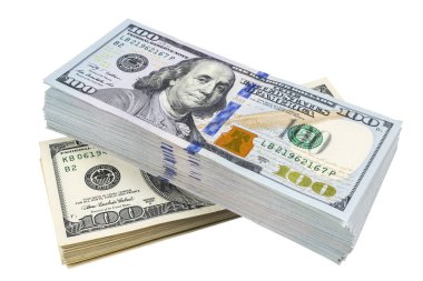 Beyaz arka planda izole edilmiş 100 dolarlık banknotlar yığını. 100 dolarlık banknotlar halinde yığınla nakit para. Yüz dolarlık banknotlar yığını. Finansal başarı kavramı.