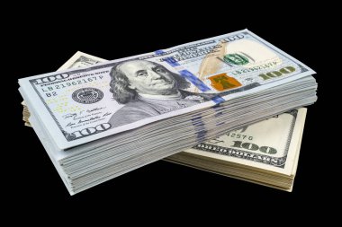 Siyah arka plan üzerine izole yüz dolar faturaları yığını. Yüz dolarlık banknotlar nakit para yığını. Yüz dolar faturaları arka plan yığını. Finansal başarı kavramı.