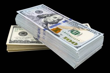Siyah arka plan üzerine izole yüz dolar faturaları yığını. Yüz dolarlık banknotlar nakit para yığını. Yüz dolar faturaları arka plan yığını. Finansal başarı kavramı.