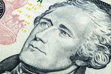 Yakın kadar olan Alexander Hamilton portre görüntülemek on dolarlık banknot. Parayı arka plan. 10 dolarlık banknot Alexander Hamilton ile makro atış gözleri. Para arka plan. Yüz portre