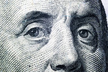 Görünümü Benjamin Franklin portre üzerinde yüz dolarlık banknot kadar kapatın. Parayı arka plan. 100 dolarlık banknot Benjamin Franklin ile makro atış gözleri.