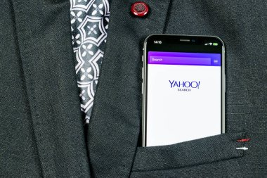 Sankt-Petersburg, Rusya, 24 Ağustos 2018: Yahoo arama uygulama simgesi Apple iphone X smartphone ekran yakın çekim ceket cebinde. Yahoo arama app simgesi. Sosyal ağ. Sosyal medya simge