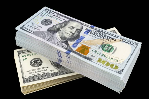 Siyah arka plan üzerine izole yüz dolar faturaları yığını. Yüz dolarlık banknotlar nakit para yığını. Yüz dolar faturaları arka plan yığını. Finansal başarı kavramı.