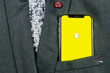 Sankt-Petersburg, Rusya, 24 Ağustos 2018: Snapchat uygulama simgesi üzerinde Apple iphone X smartphone ekran yakın çekim ceket cebinde. Snapchat app simgesi. Sosyal medya simge. Sosyal ağ