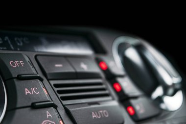 Klima düğme bir araba içinde. İklim kontrolü Ac birim yeni arabada. Modern araba iç ayrıntılar. Araba Detaylandırma.