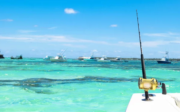 Caña Pescar Barco Privado Agua Salada Durante Día Pesca Océano — Foto de Stock