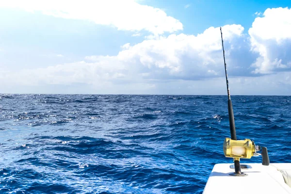 Rybářský Prut Slané Soukromého Motorového Člunu Během Rybolovu Den Modrém — Stock fotografie