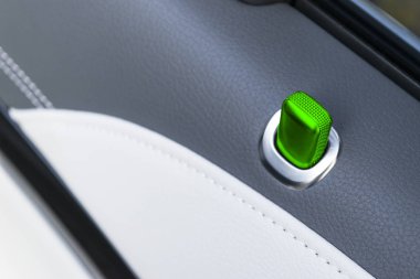 Yeşil kilit kontrol düğmeleri bir lüks yolcu araba ile kapı kolu. Siyah deri iç lüks modern araba. Modern araba iç ayrıntılar. Araba Detaylandırma