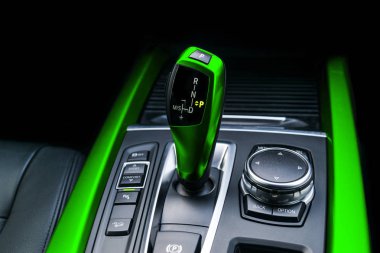 Modern bir araba otomatik vites kolu. Modern araba iç ayrıntılar. Görünümü kapatın. Araba ayrıntılı. Otomatik vites kolu üst karakter. Dikişli siyah deri iç.