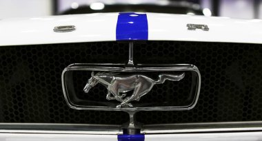 Sankt-Petersburg, Rusya, 21 Temmuz 2017: Ön görünümü klasik retro Ford Mustang gt Ford Mustang logosu ile at koştu. Araba dış detaylar. 