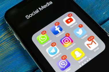 Sankt-Petersburg, Rusya, 2 Eylül 2018: Apple iphone X ile sosyal medya facebook, instagram, heyecan, snapchat, google uygulama ekranda simgeler. Sosyal medya simgeler. Sosyal ağ