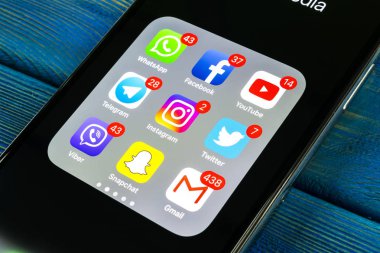 Sankt-Petersburg, Rusya, 2 Eylül 2018: Apple iphone X ile sosyal medya facebook, instagram, heyecan, snapchat, google uygulama ekranda simgeler. Sosyal medya simgeler. Sosyal ağ
