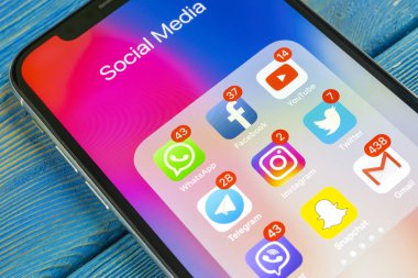 Sankt-Petersburg, Rusya, 2 Eylül 2018: Apple iphone X ile sosyal medya facebook, instagram, heyecan, snapchat, google uygulama ekranda simgeler. Sosyal medya simgeler. Sosyal ağ