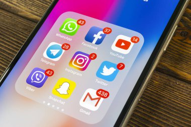 Sankt-Petersburg, Rusya, 2 Eylül 2018: Apple iphone X ile sosyal medya facebook, instagram, heyecan, snapchat, google uygulama ekranda simgeler. Sosyal medya simgeler. Sosyal ağ