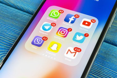 Sankt-Petersburg, Rusya, 2 Eylül 2018: Apple iphone X ile sosyal medya facebook, instagram, heyecan, snapchat, google uygulama ekranda simgeler. Sosyal medya simgeler. Sosyal ağ