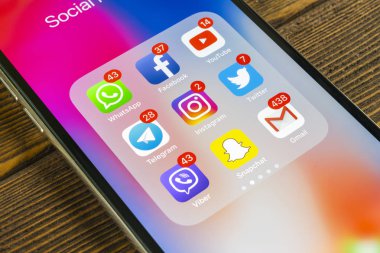 Sankt-Petersburg, Rusya, 2 Eylül 2018: Apple iphone X ile sosyal medya facebook, instagram, heyecan, snapchat, google uygulama ekranda simgeler. Sosyal medya simgeler. Sosyal ağ