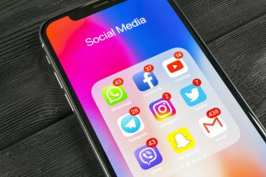 Sankt-Petersburg, Rusya, 2 Eylül 2018: Apple iphone X ile sosyal medya facebook, instagram, heyecan, snapchat, google uygulama ekranda simgeler. Sosyal medya simgeler. Sosyal ağ