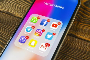 Sankt-Petersburg, Rusya, 2 Eylül 2018: Apple iphone X ile sosyal medya facebook, instagram, heyecan, snapchat, google uygulama ekranda simgeler. Sosyal medya simgeler. Sosyal ağ