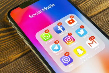 Sankt-Petersburg, Rusya, 2 Eylül 2018: Apple iphone X ile sosyal medya facebook, instagram, heyecan, snapchat, google uygulama ekranda simgeler. Sosyal medya simgeler. Sosyal ağ