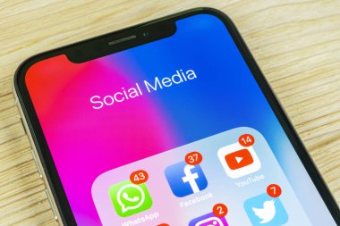 Sankt-Petersburg, Rusya, 2 Eylül 2018: Apple iphone X ile sosyal medya facebook, instagram, heyecan, snapchat, google uygulama ekranda simgeler. Sosyal medya simgeler. Sosyal ağ
