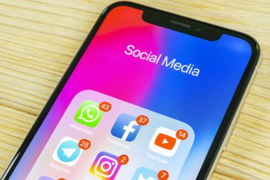 Sankt-Petersburg, Rusya, 2 Eylül 2018: Apple iphone X ile sosyal medya facebook, instagram, heyecan, snapchat, google uygulama ekranda simgeler. Sosyal medya simgeler. Sosyal ağ