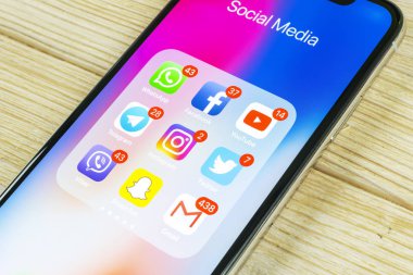Sankt-Petersburg, Rusya, 2 Eylül 2018: Apple iphone X ile sosyal medya facebook, instagram, heyecan, snapchat, google uygulama ekranda simgeler. Sosyal medya simgeler. Sosyal ağ