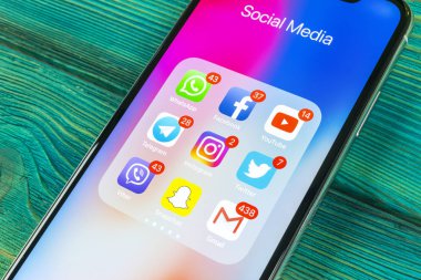 Sankt-Petersburg, Rusya, 2 Eylül 2018: Apple iphone X ile sosyal medya facebook, instagram, heyecan, snapchat, google uygulama ekranda simgeler. Sosyal medya simgeler. Sosyal ağ