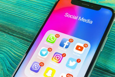 Sankt-Petersburg, Rusya, 2 Eylül 2018: Apple iphone X ile sosyal medya facebook, instagram, heyecan, snapchat, google uygulama ekranda simgeler. Sosyal medya simgeler. Sosyal ağ