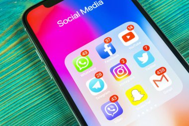 Sankt-Petersburg, Rusya, 2 Eylül 2018: Apple iphone X ile sosyal medya facebook, instagram, heyecan, snapchat, google uygulama ekranda simgeler. Sosyal medya simgeler. Sosyal ağ