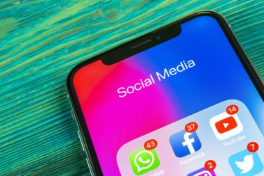 Sankt-Petersburg, Rusya, 2 Eylül 2018: Apple iphone X ile sosyal medya facebook, instagram, heyecan, snapchat, google uygulama ekranda simgeler. Sosyal medya simgeler. Sosyal ağ